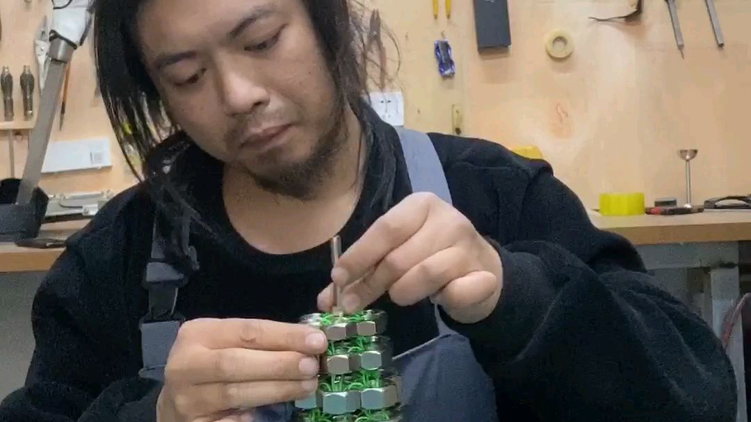 用螺母做的圣诞树